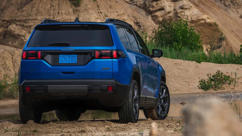 2026-jeep-cherokee-overland-rear-3-4