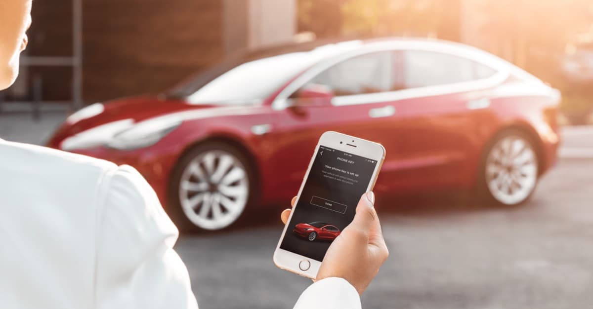 Tesla запускає інструмент для запитів функцій від власників