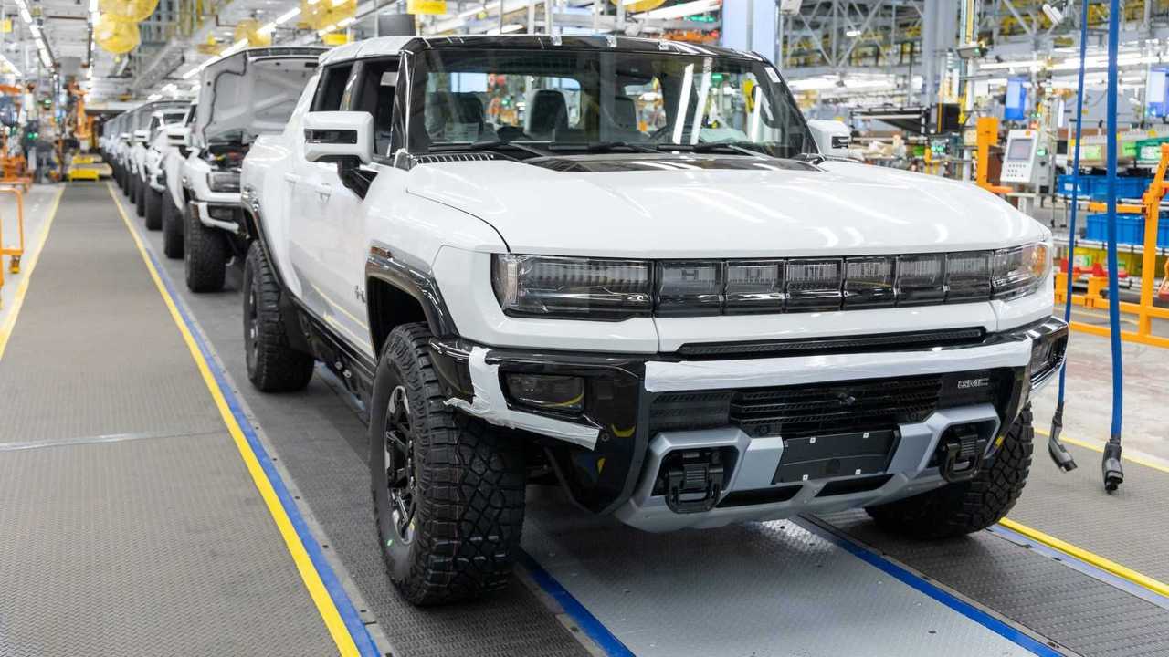 GM частково зупиняє виробництво GMC Hummer EV і Cadillac Escalade IQ