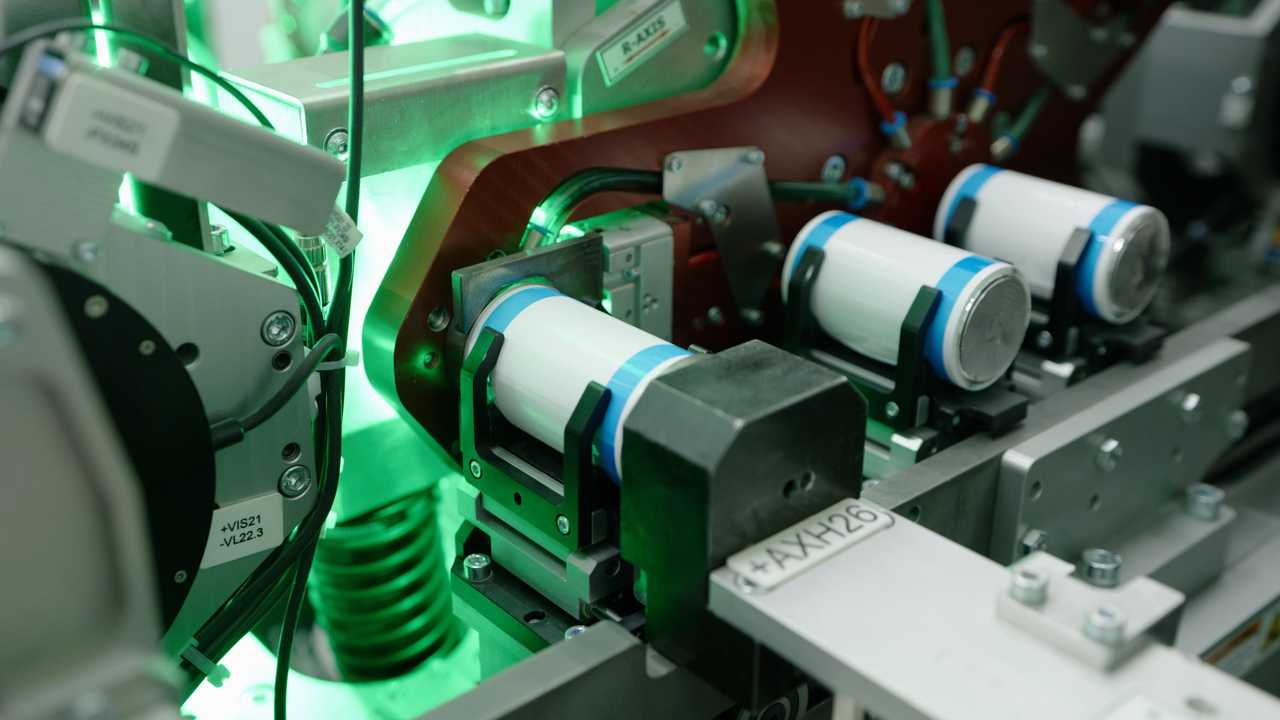 Провідний інженер Tesla: значні вдосконалення літій-іонних батарей перед твердотільними
