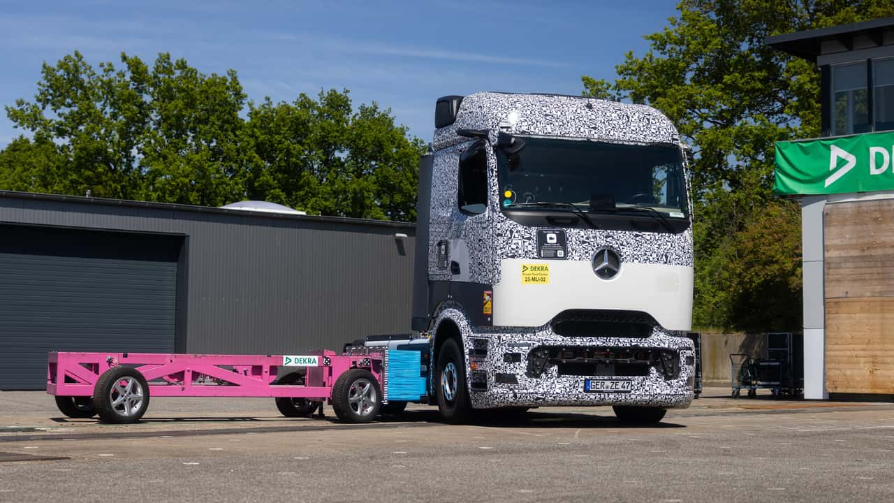 Mercedes навмисно розбив електровантажівку: що сталося з батареєю