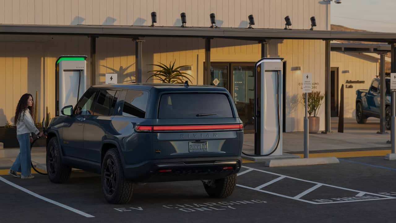 Rivian додає штекери Tesla у мережу швидких зарядок