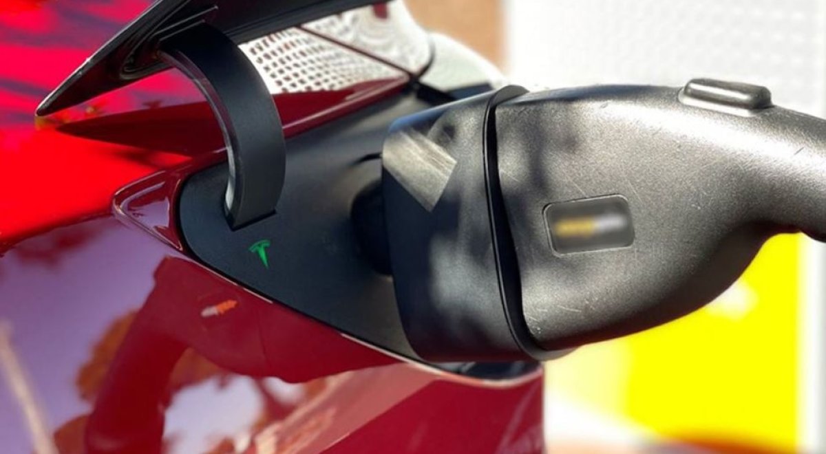 Tesla додає спрощене розблокування сторонніх зарядних кабелів в оновленні 2025.20