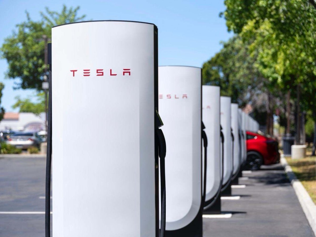 Tesla запускає тестування віртуальних черг Supercharger: пілот незабаром