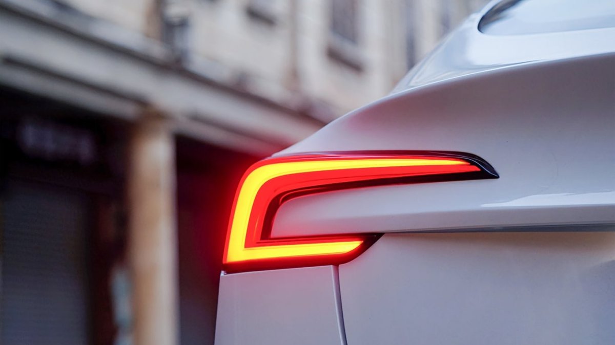 Tesla FSD v14 зменшить вимоги до моніторингу водія