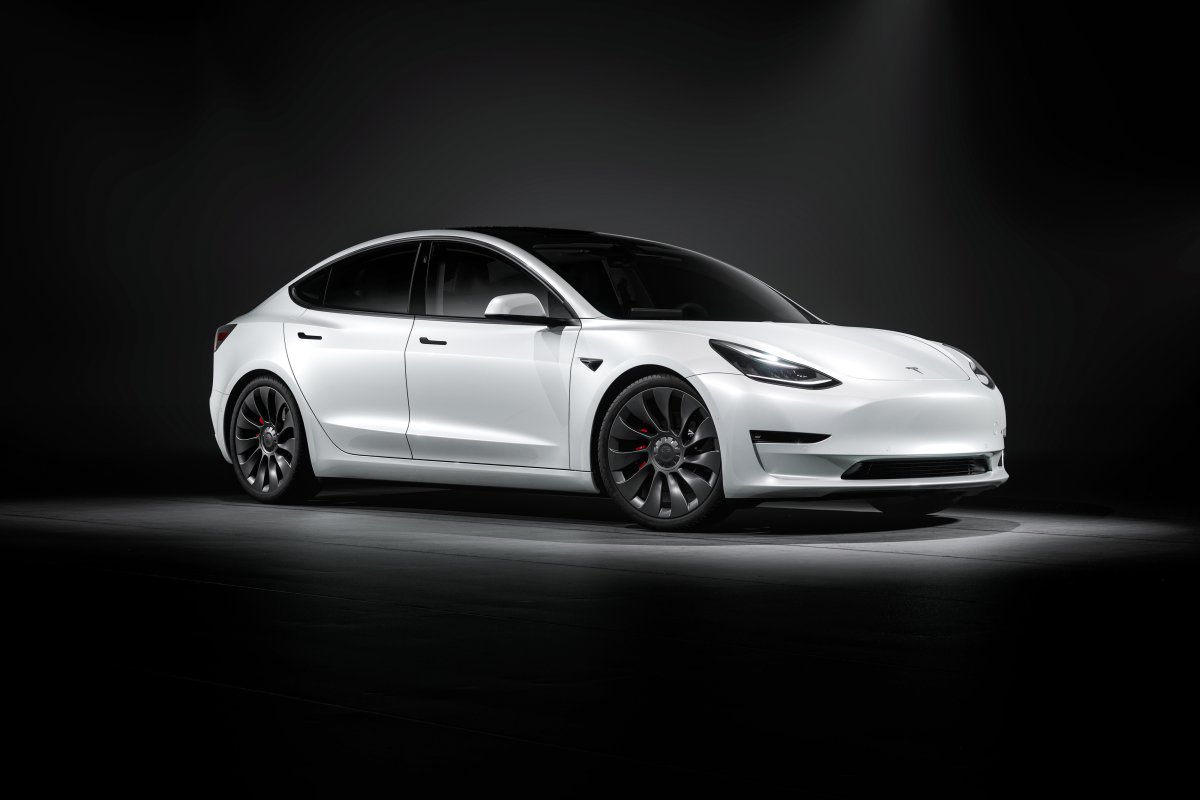 Tesla натякає на підтримку Grok AI в авто з Intel MCU