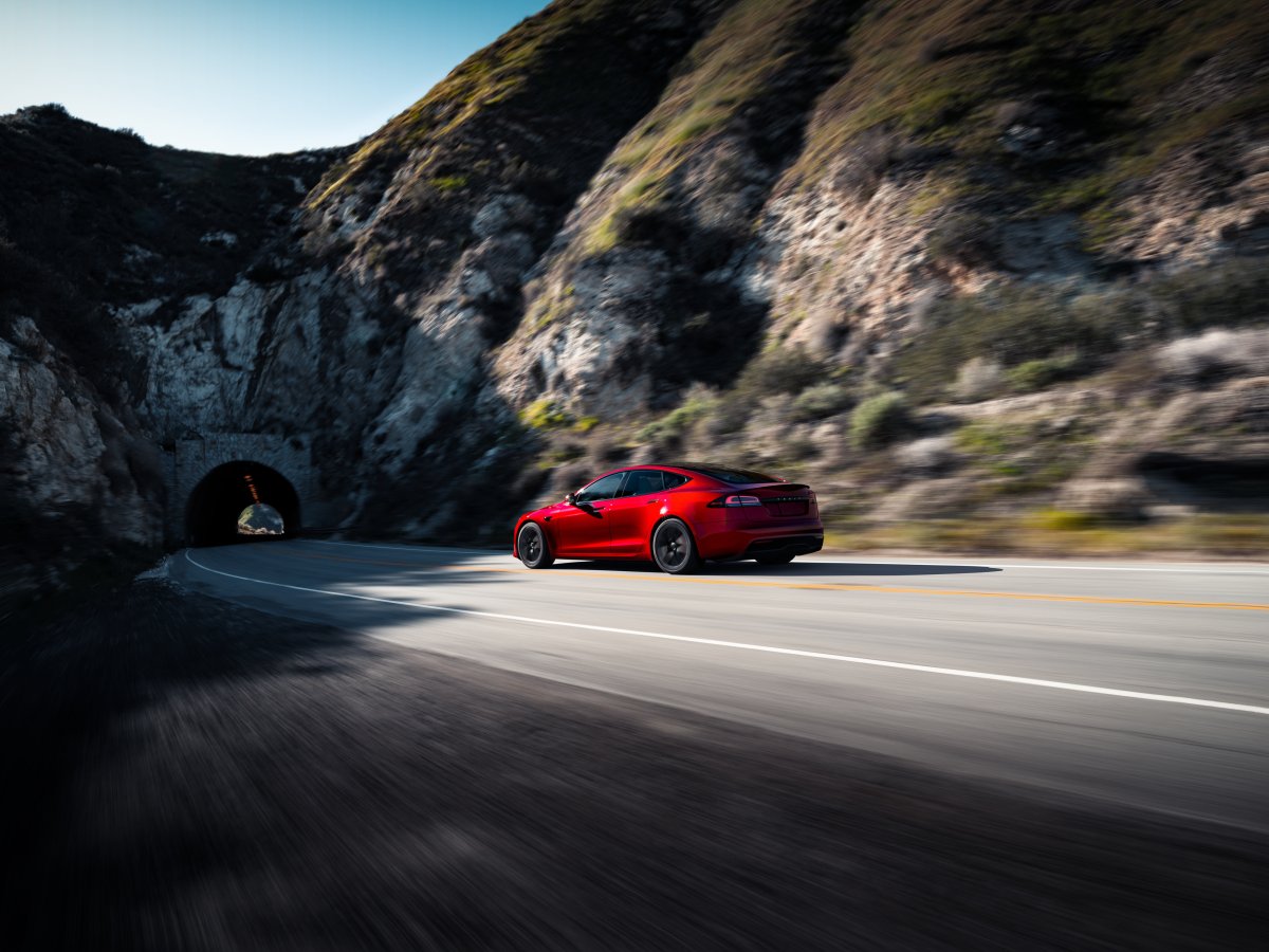 Tesla призупиняє підписки й пробні періоди під час сервісу