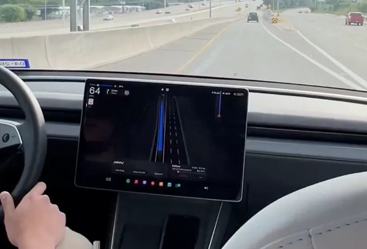 Robotaxi Tesla виїхали на шосе — розширення триває