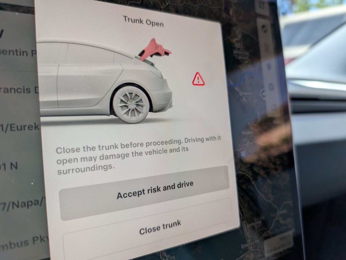 Оновлення Tesla 2025.20: всі приховані новинки