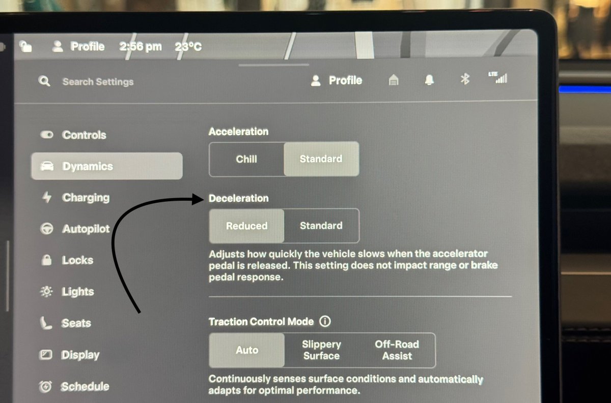 Нова опція гальмування в Tesla Model Y: регенерація при натисканні педалі гальма
