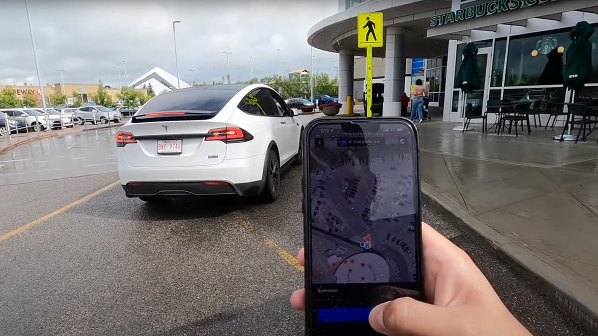 Патент Tesla на Smart Summon: як це працює та погляд у майбутнє