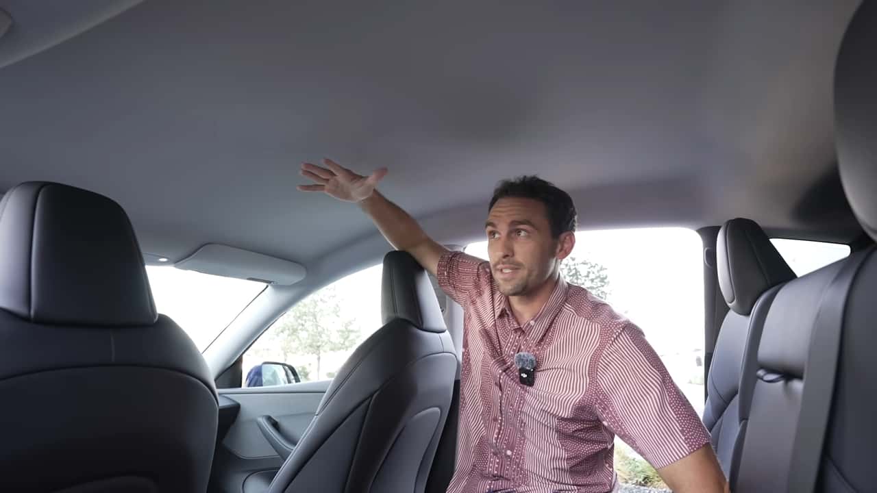 Тканинний дах Tesla Model Y Standard виглядає нелогічно