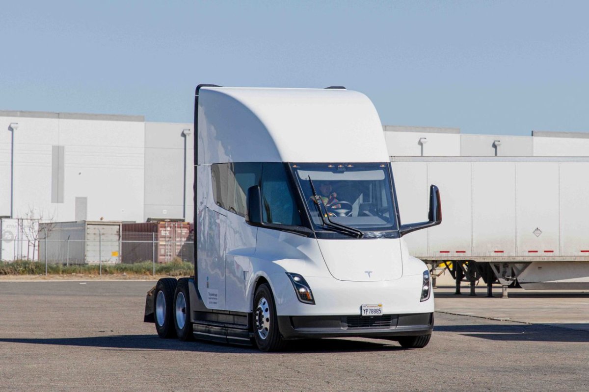 Дві успішні пілоти Tesla Semi: відгуки та ефективність
