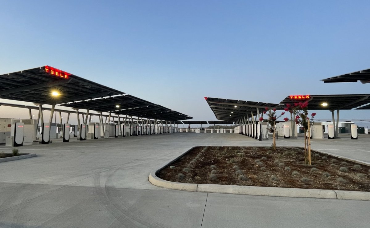 Найбільший у світі Supercharger Tesla: 168 стійок, автономність і сонячна енергія