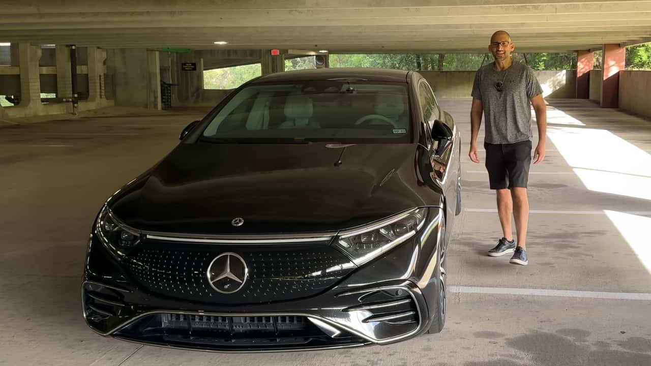 Чи варто купувати б/в Mercedes EQS за ціну Toyota Camry?