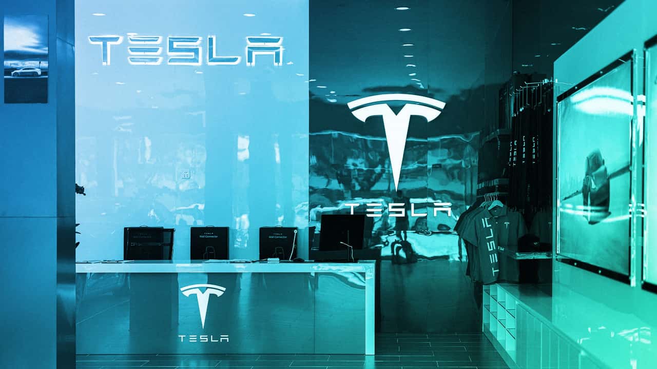 Не відповідають по телефону: чоловік їхав 4 години за Tesla і не зміг оплатити